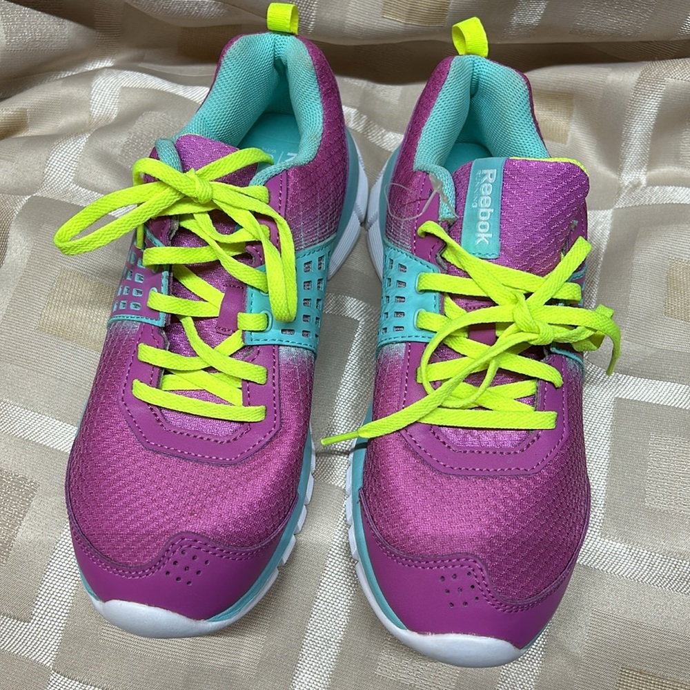 Woman’s Sneakers size 5 . New in good condition. - Picture 2 of 5